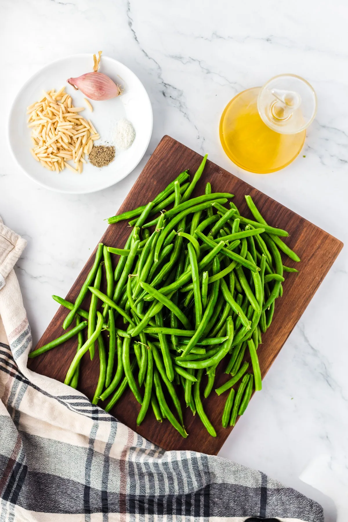 ingredients for sautéed green beans almandine