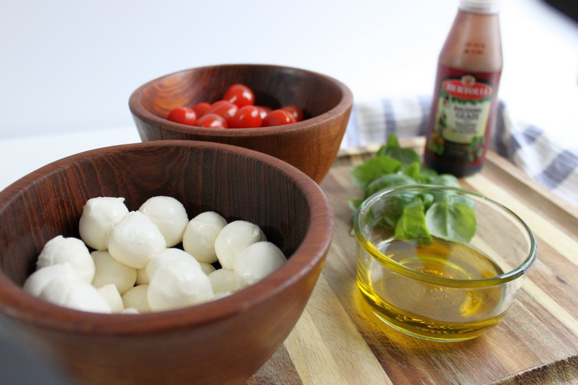 Easy Caprese Appetizer ingredients