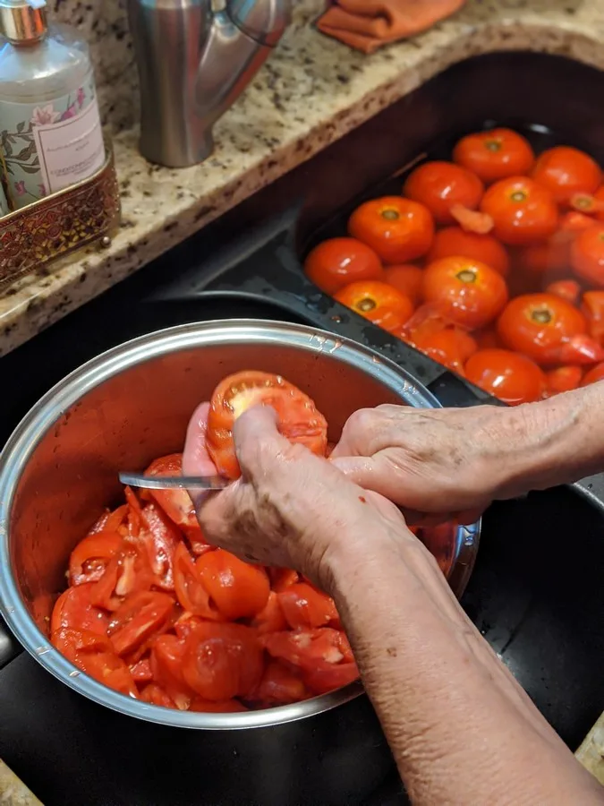 Quartering tomatoes