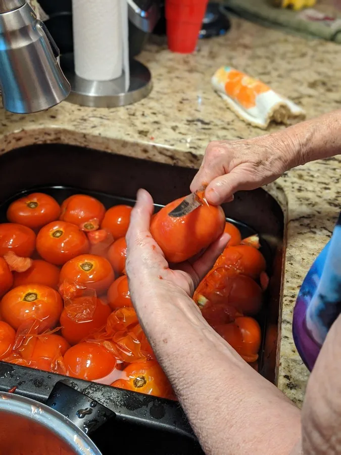 Peeling tomatoes by hand