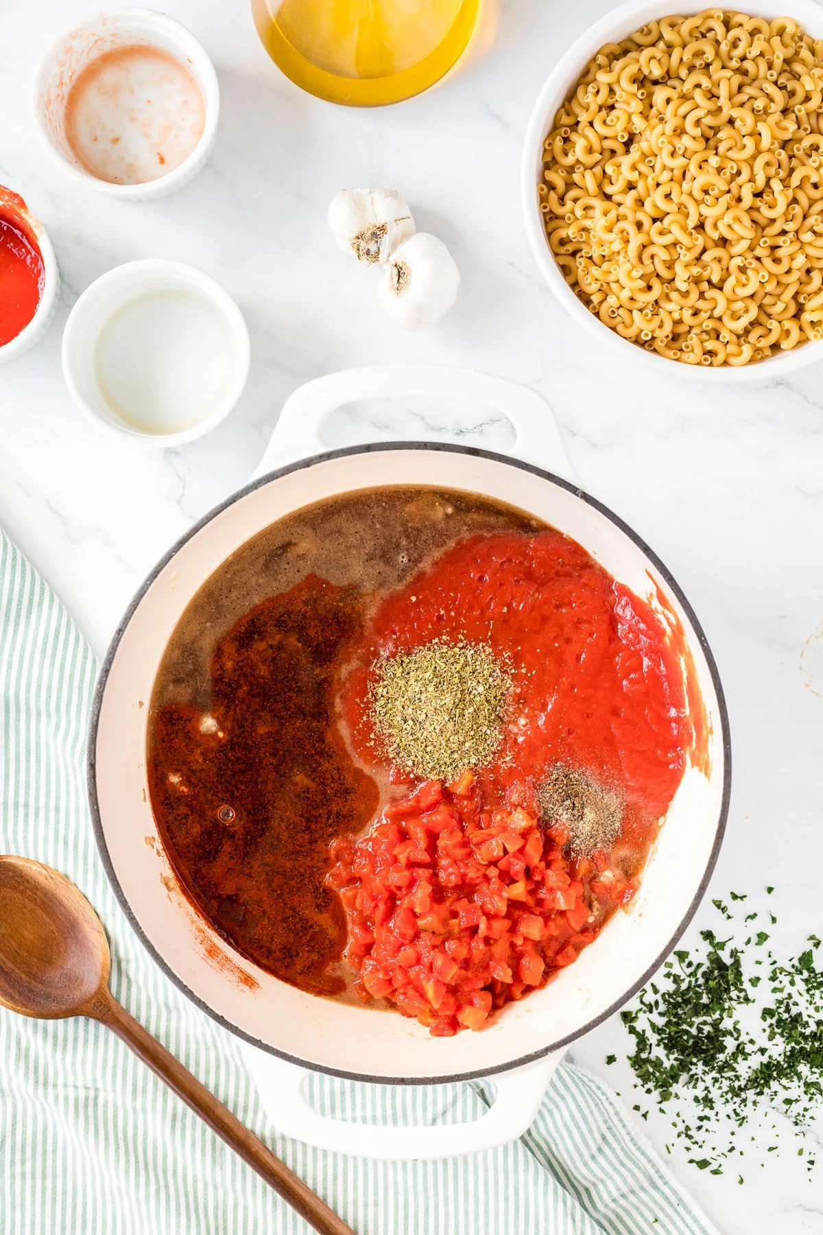 making goulash tomato sauce