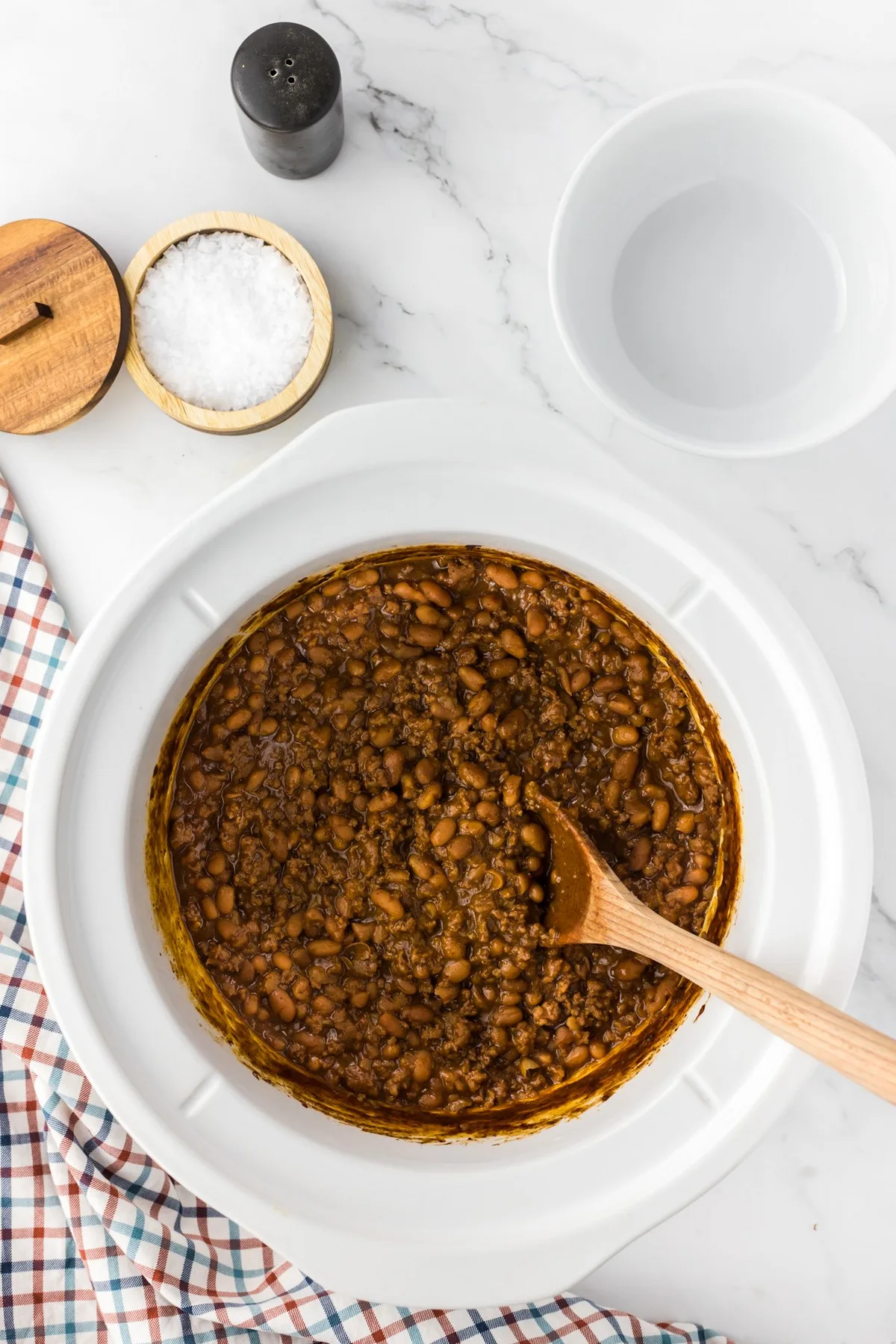 slow cooker pot with baked beans