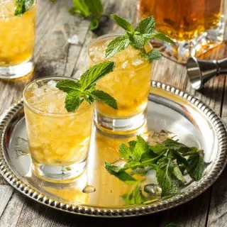 mint julep cocktails on serving tray