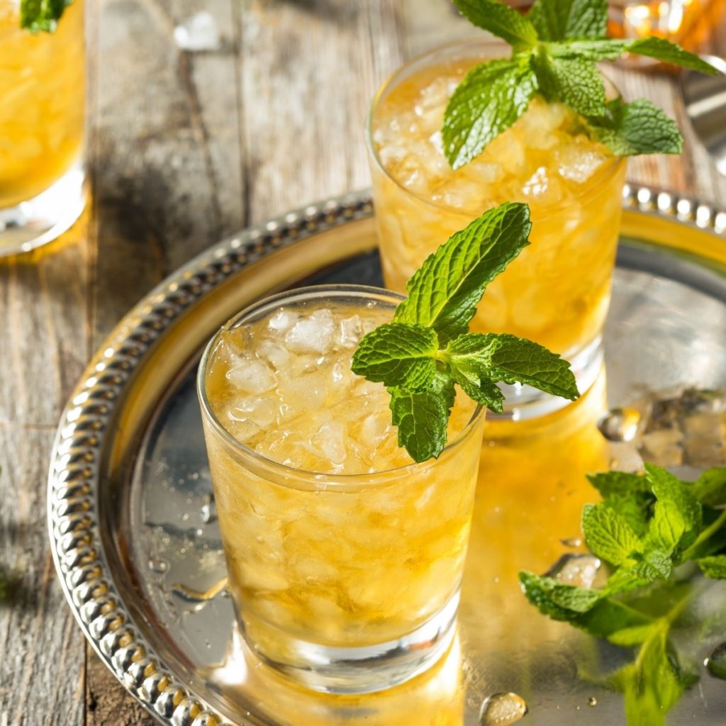 mint julep cocktails on serving tray